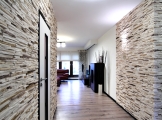 Tipy, jak využít kámen v interiéru – stěny, dveře, kuchyňské linky i obklady