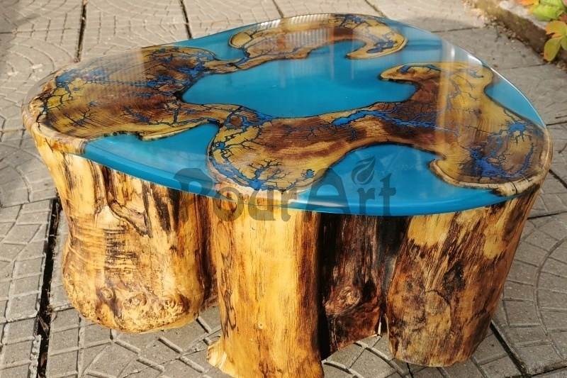 Výrobu stolu z licí pryskyřice a dřeva